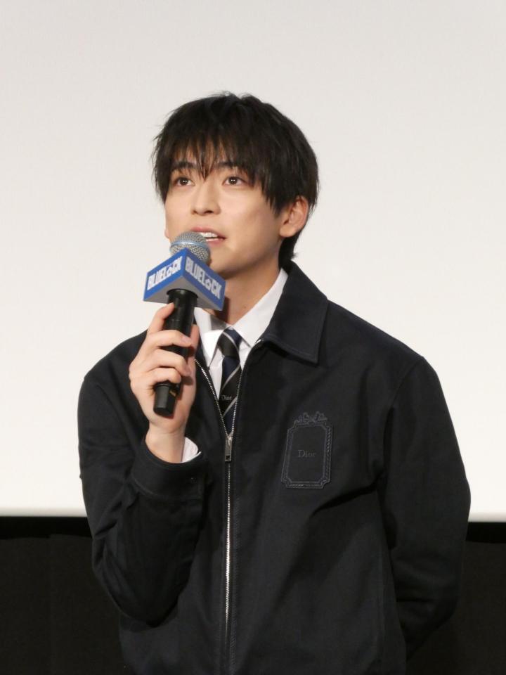 トークを行う高橋文哉＝都内