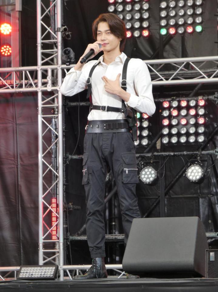 変身ポーズを披露する今井竜太郎＝都内