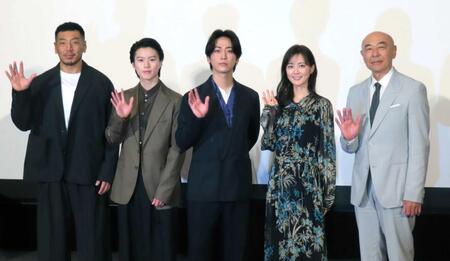 　（左から）後藤剛範、奥智哉、亀梨和也、生田絵梨花、高橋克実