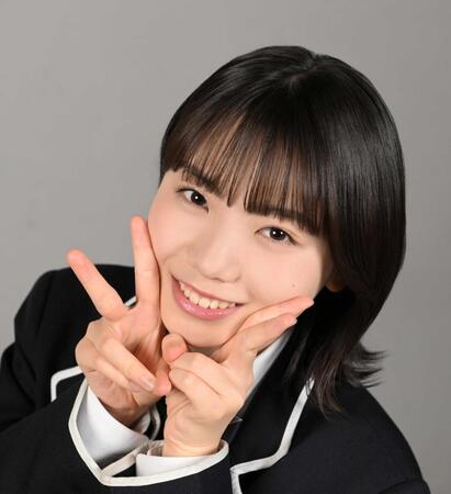 かわいらしくポーズをとる稲垣来泉（撮影・堀内翔）