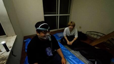 「怨泊　～１泊２日除霊付き！事故物件に泊まろう！～」で奮闘する出演者（©ＢＳテレ東）