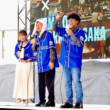 「ＧＡＭＢＡ　ＯＳＡＫＡ　ＫＩＣＫＯＦＦ　ＦＥＳ」に登場したたくろうの赤木裕（左から２人目）、きむらバンド（右）