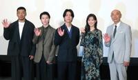 　（左から）後藤剛範、奥智哉、亀梨和也、生田絵梨花、高橋克実