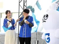 Ｇ大阪の新マスコットキャラ・ＨＡＲＣＨＩＭＯ（ハーチモ、右）のオリジナルアイスを試食し、口元を押さえるたくろう・赤木裕