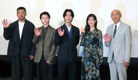 　（左から）後藤剛範、奥智哉、亀梨和也、生田絵梨花、高橋克実