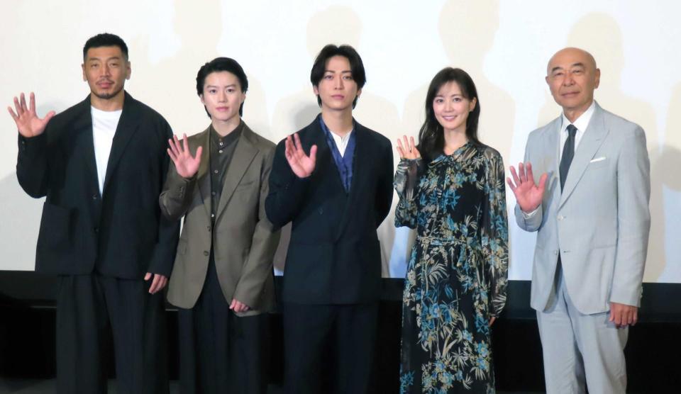 　（左から）後藤剛範、奥智哉、亀梨和也、生田絵梨花、高橋克実