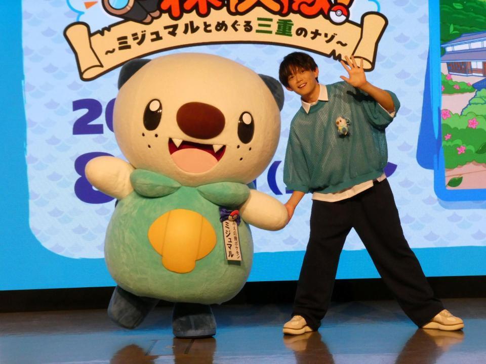 撮影に応じる（左から）ミジュマル、松丸亮吾＝都内