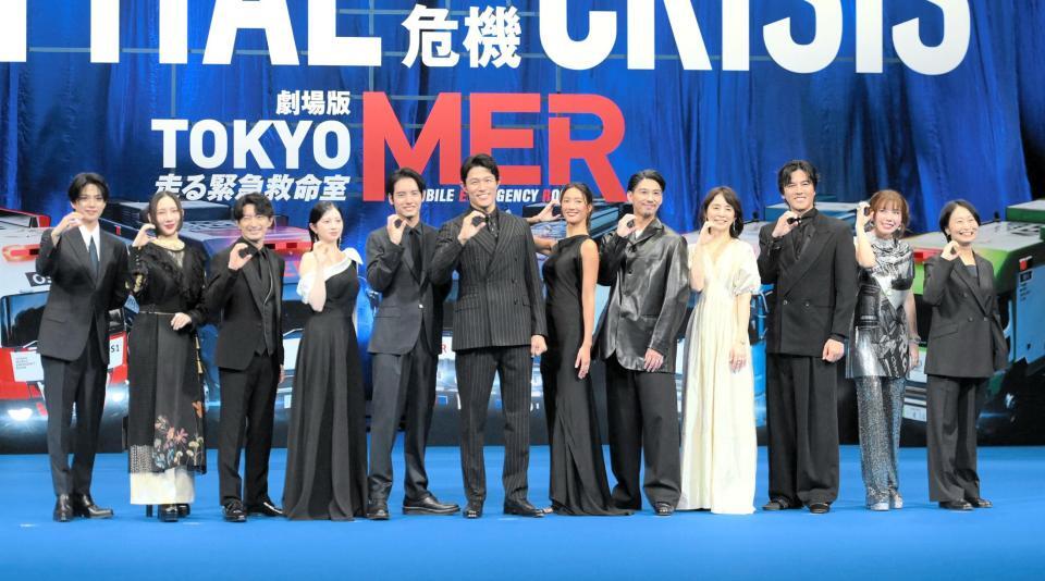 ブルーカーペットイベントに登場した（左から）岩瀬洋志、ファーストサマーウイカ、津田健次郎、桜田ひより、赤楚衛二、鈴木亮平、菜々緒、賀来賢人、石田ゆり子、要潤、仲里依紗、松木彩監督（撮影・開出牧）