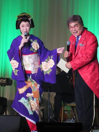 ライブイベントを開催した伍代夏子（左）と司会を務めた綾小路きみまろ