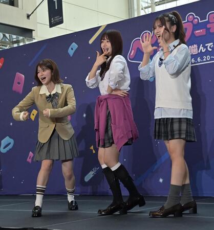 ＣＭでのダンスを披露する（左から）米澤りあ、瀬川陽菜乃、榊原樹里（撮影・持木克友）