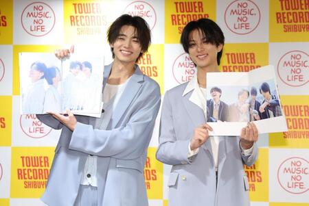 お気に入りのページを披露する井内悠陽（左）と阿久根温世（撮影・棚橋慶太）