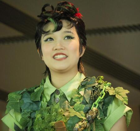 囲み取材に応じた山﨑玲奈