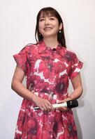 登壇し笑顔の中山エミリ（撮影・金田祐二）