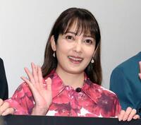 笑顔で手を振る中山エミリ（撮影・金田祐二）　