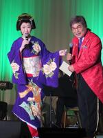 ライブイベントを開催した伍代夏子（左）と司会を務めた綾小路きみまろ