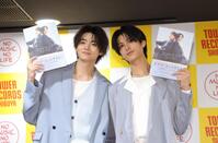 ドラマ「コントラスト」公式ビジュアルブックを手にする井内悠陽（左）と阿久根温世（撮影・棚橋慶太）