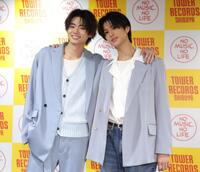 肩を組む井内悠陽（左）と阿久根温世（撮影・棚橋慶太）