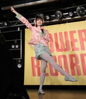 曲中のダンスを披露する岡田紗佳＝東京・タワーレコード渋谷店（撮影・棚橋慶太）