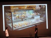 経営していたお店の魅力をスライドを用いて熱く語るシティホテル３号室の押田（右）