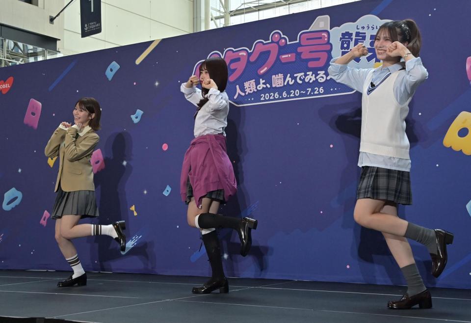 ＣＭでのダンスを披露する（左から）米澤りあ、瀬川陽菜乃、榊原樹里（撮影・持木克友）