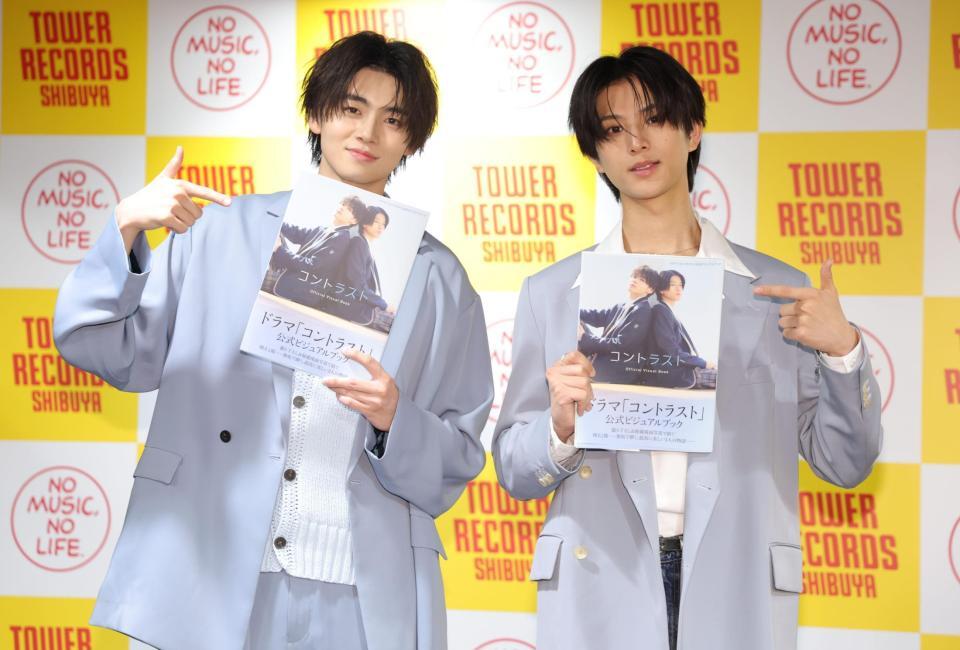 ドラマ「コントラスト」公式ビジュアルブックをＰＲする井内悠陽（左）と阿久根温世（撮影・棚橋慶太）