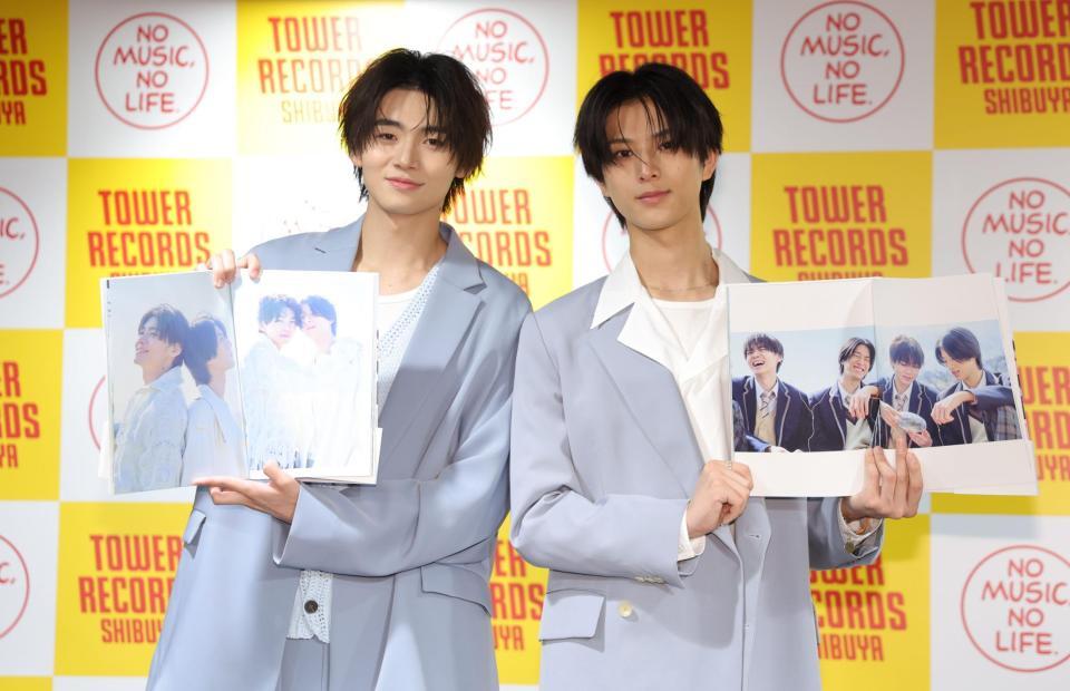お気に入りのページを披露する井内悠陽（左）と阿久根温世（撮影・棚橋慶太）