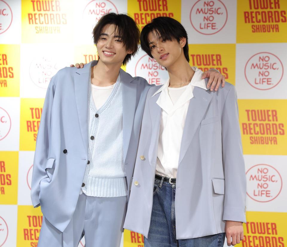 肩を組む井内悠陽（左）と阿久根温世（撮影・棚橋慶太）