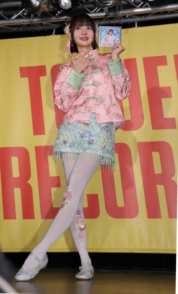ポーズをとる岡田紗佳＝東京・タワーレコード渋谷店（撮影・棚橋慶太）