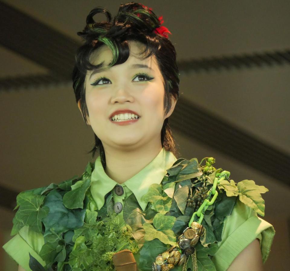 囲み取材に応じた山﨑玲奈