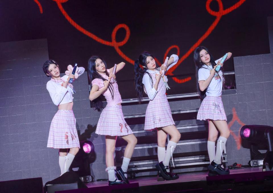 初の日本ツアーを完走したＩＬＬＩＴの（左から）ＭＩＮＪＵ、ＹＵＮＡＨ、ＷＯＮＨＥＥ、ＩＲＯＨＡ／（Ｐ）＆（Ｃ）　ＢＥＬＩＦＴ　ＬＡＢ　Ｉｎｃ．