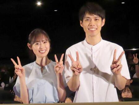 　福原遥（左）と細田佳央太