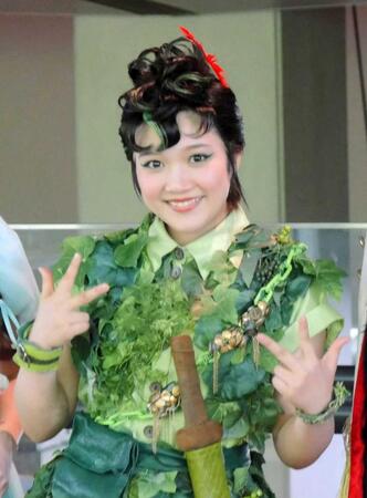 囲み取材に応じた山﨑玲奈