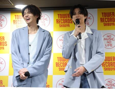 トークで盛り上がる井内悠陽（左）と阿久根温世（撮影・棚橋慶太）