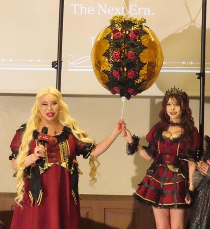 くす玉を割るアレン様（左）とチロル