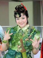 囲み取材に応じた山﨑玲奈