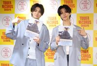 ドラマ「コントラスト」公式ビジュアルブックをＰＲする井内悠陽（左）と阿久根温世（撮影・棚橋慶太）