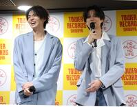 トークで盛り上がる井内悠陽（左）と阿久根温世（撮影・棚橋慶太）