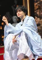ステージ上で囲み取材を行った中島健人（撮影・伊藤笙子）