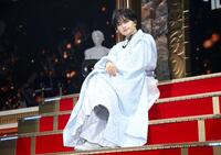 ステージ上で公開囲み取材を行った中島健人（撮影・伊藤笙子）