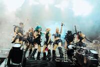 フジロックに初出演したＸＧ（左からＪＵＲＩＮ、ＪＵＲＩＡ、ＨＩＮＡＴＡ、ＣＨＩＳＡ、ＭＡＹＡ、ＣＯＣＯＮＡ、ＨＡＲＶＥＹ）