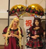 「ＲｏｓｅＬｉｎｋ」ローンチ記者発表会に出席したアレン様（左）とチロル