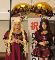 アプリ「ＲｏｓｅＬｉｎｋ」ローンチ記者発表会に出席したアレン様（左）とチロル