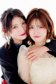 　新ユニット「ＹＵＮＡＲＩＳ」を結成した岡田奈々（左）と村山彩希