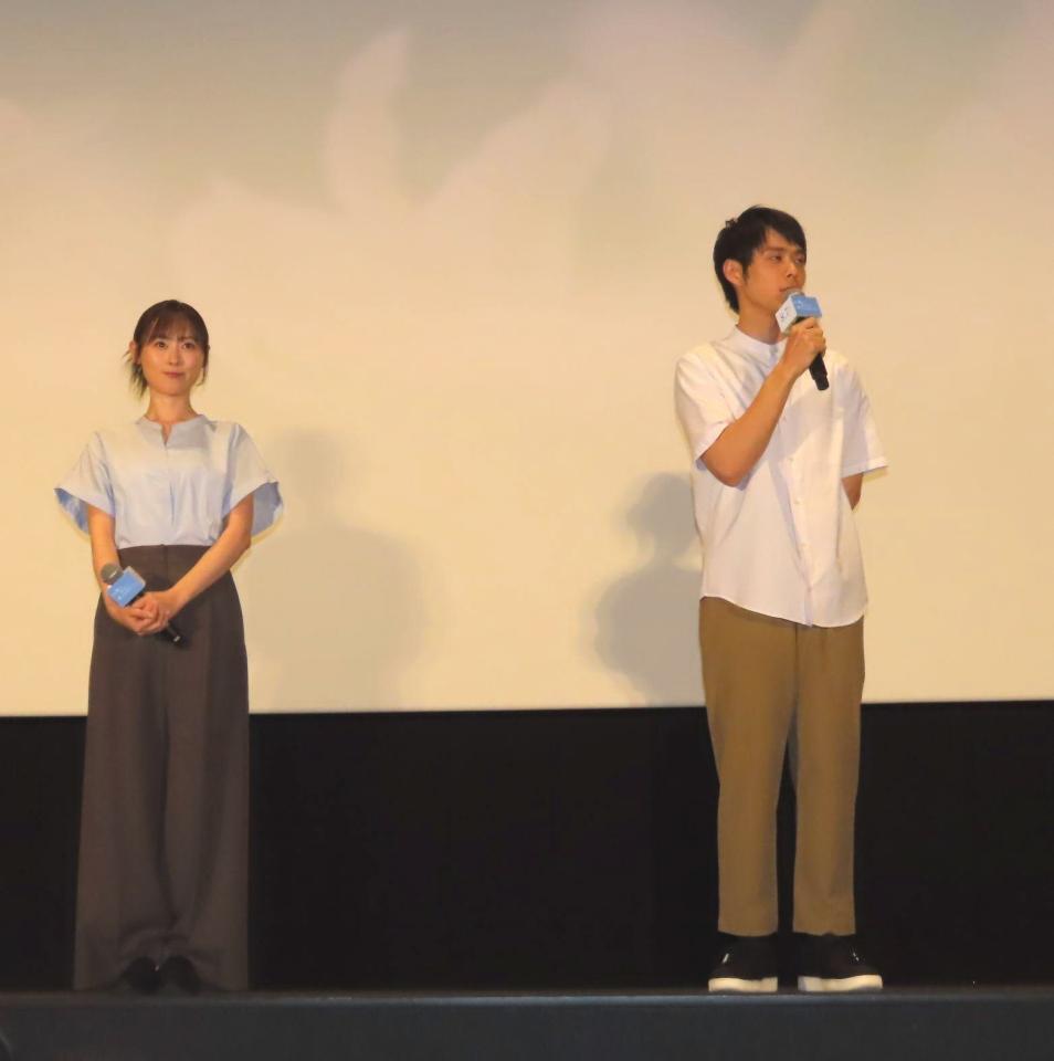 映画「あの星が降る丘で、君とまた出会いたい。」の高校生イベントに出席した福原遥（左）と細田佳央太