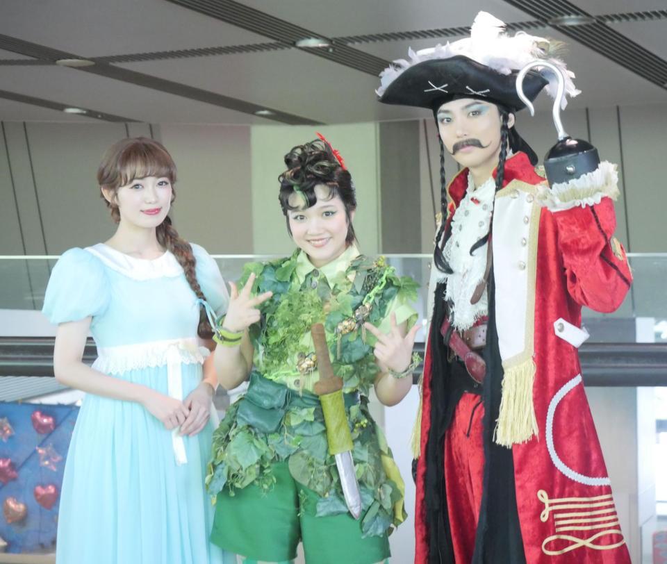 囲み取材に応じた（左から）山口乃々華、山﨑玲奈、内海啓貴