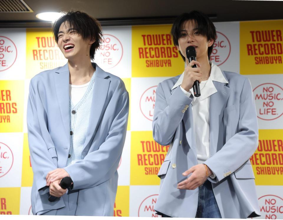 トークで盛り上がる井内悠陽（左）と阿久根温世（撮影・棚橋慶太）