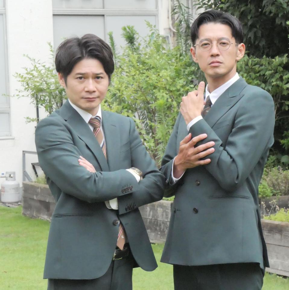 ライブのキービジュアルっぽくクールにポーズを決めるトット