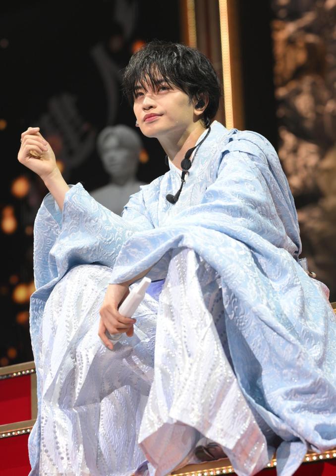 ステージ上で囲み取材を行った中島健人（撮影・伊藤笙子）