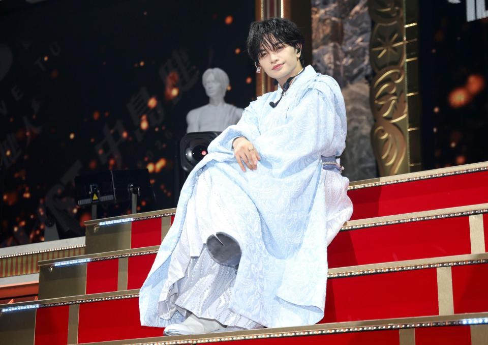 ステージ上で公開囲み取材を行った中島健人（撮影・伊藤笙子）