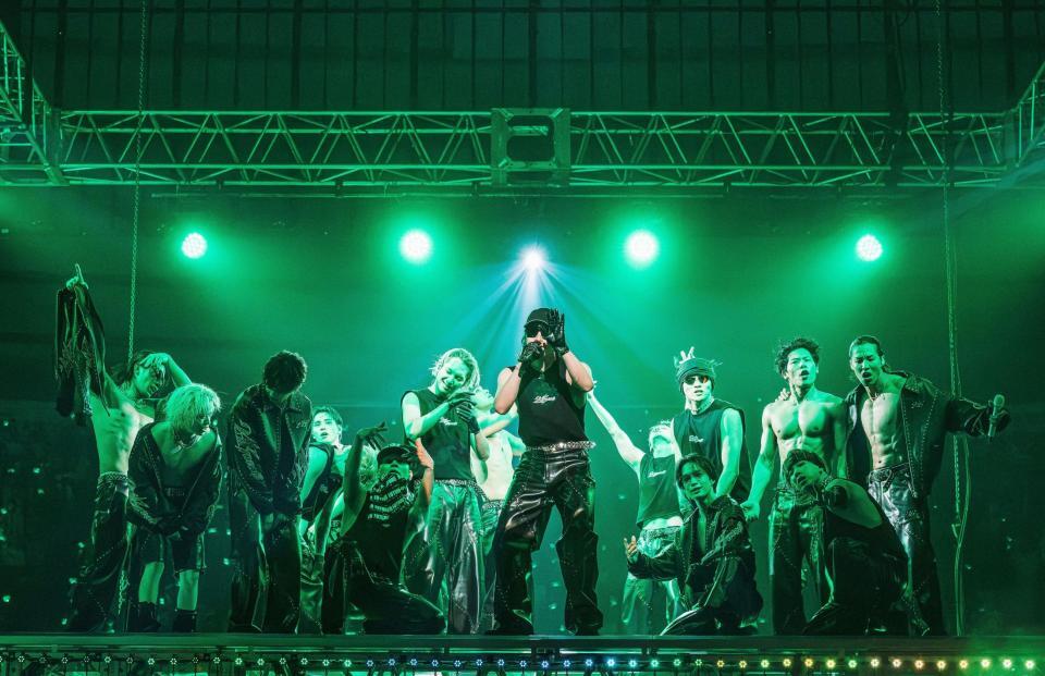 最終公演で１６人揃ってステージに立つＴＨＥ　ＲＡＭＰＡＧＥ（撮影・木下マリ）